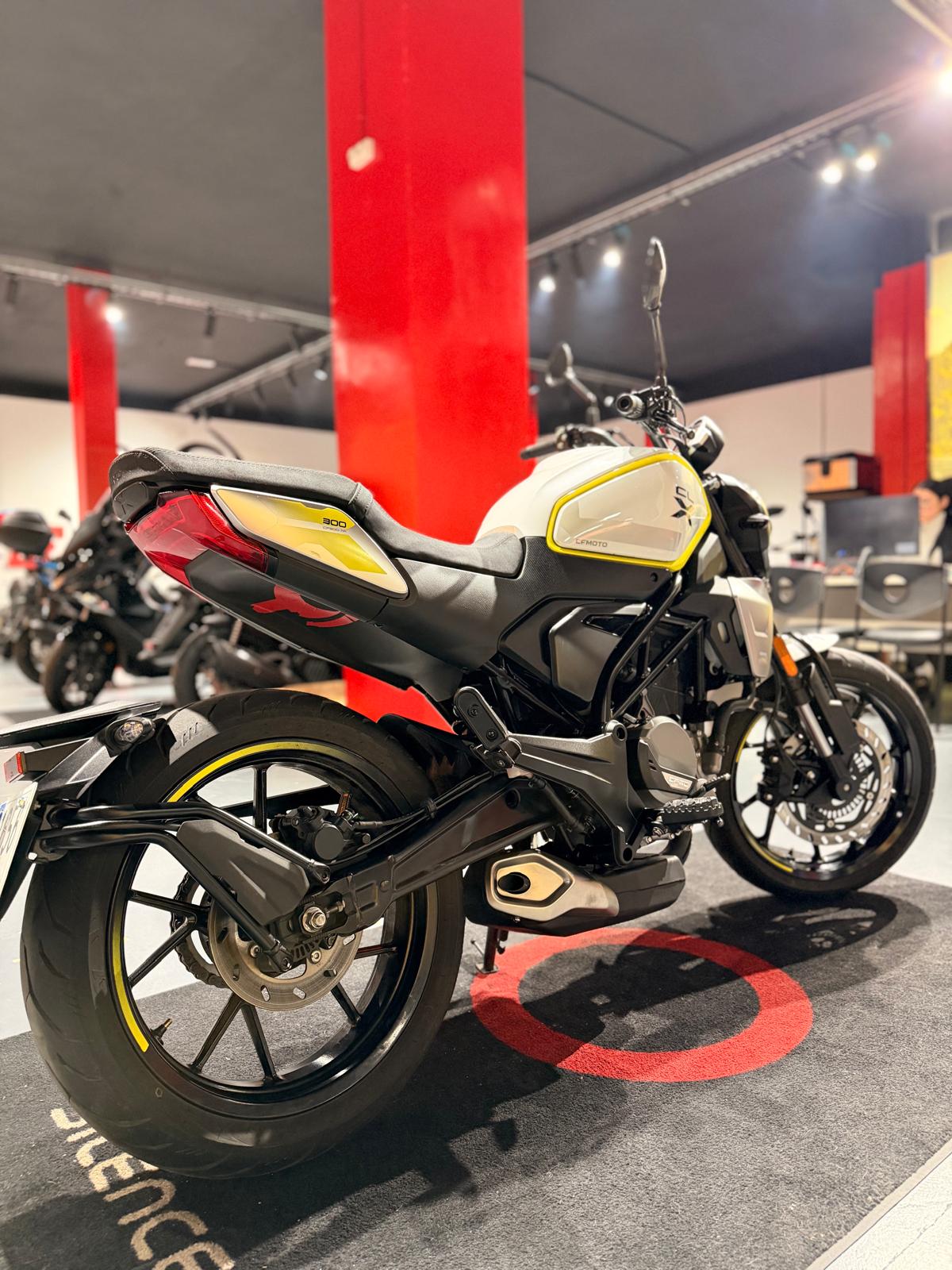 CF Moto 300 CLX — The Doctor Motos Barcelona — foto 3