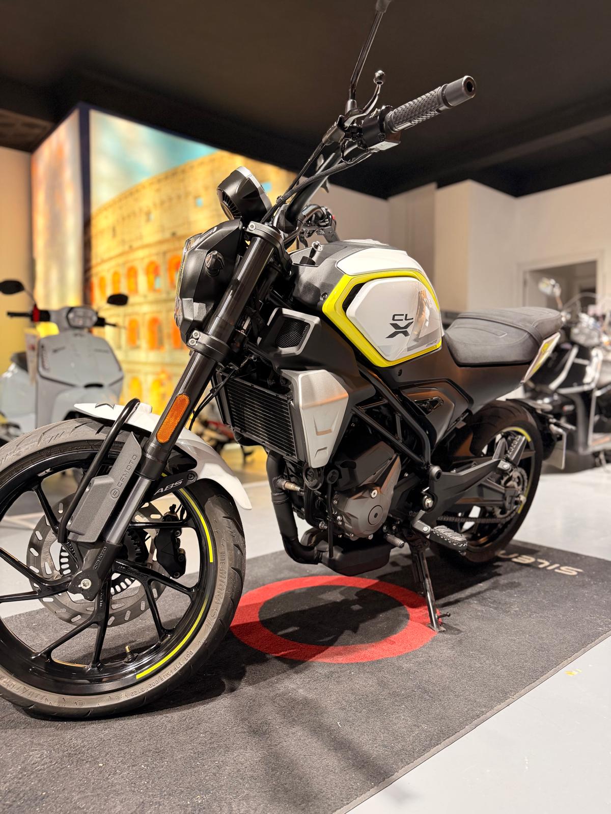 CF Moto 300 CLX — The Doctor Motos Barcelona — foto 4